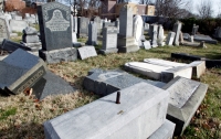Вандалы осквернили еврейское кладбище в Нью-Йорке