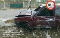 Пьяное ДТП под Киевом: ВАЗ разбился в ограждение, есть пострадавшие