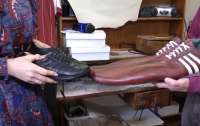 Румунський чоботар вигадав протикоронавірусне взуття