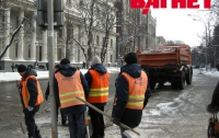 Коммунальщики в первую очередь расчищали дороги у домов чиновников