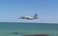 Штурмовик ВВС Украины пролетел в нескольких метрах над пляжем (видео)