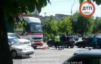 В Киеве пешеход попал под колеса массивной фуры