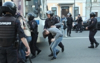 В прямом эфире акции протеста против Путина в Москве задержали журналиста