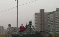На военном авто разъезжают Деды Морозы с елкой
