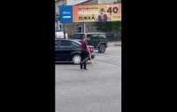 Мужчина с битой пытался помочь водителям на дороге Одессы (видео)