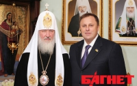 Василий Грицак вручил Патриарху Кириллу «Орден за заслуги»