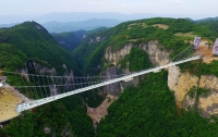 Самый длинный стеклянный мост в мире построили в Китае
