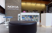 Чистая прибыль Nokia за год упала в три раза