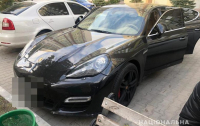 В Киеве иностранцы за несуществующий долг забрали у киевлянина Porsche (видео)