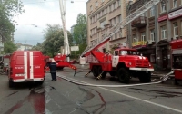 В центре Киева более трех часов тушили хостел (видео)