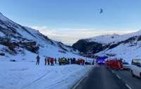 На горнолыжном курорте в Австрии десять человек попали под лавину