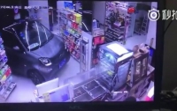 Покупатель заехал на автомобиле прямо в магазин (видео)