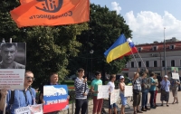 Неизвестные в Москве напали на участников пикета против войны в Украине (ВИДЕО)