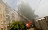 Под Киевом из горящего дома эвакуируют жителей