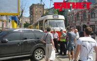 В Киеве джип заблокировал движение трамваев (ФОТО)