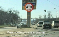 В Киеве такси Uber влетело в столб