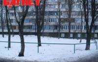 Генеральная уборка по-киевски: убирая мусор, «санитары города» украли детскую площадку (ФОТО)