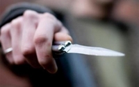 В Киеве на остановке мужчину ранили ножом в шею