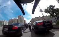 В Киеве водитель избил велосипедиста из-за замечания (видео)