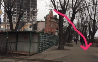 Полуразрушенная стена киевского дома может упасть на пешеходов