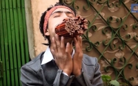 Непалец засунул в рот 138 карандашей и не умер (ВИДЕО)
