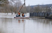 Жители Ривненщины вынуждены на работу добираться на лодках 