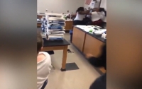 Ученики сняли драку учительницы с ассистенткой прямо на уроке (видео)