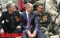 В День победы Яценюк взобрался броневик, а Тигипко пришлось идти пешком (ФОТО)