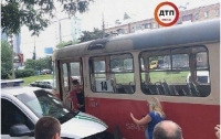 В Киеве инкассаторская машина влетела в трамвай