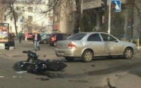 В центре Киева мотоцикл столкнулся с иномаркой
