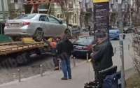 Эвакуация авто в Киеве проходила в романтической атмосфере (видео)