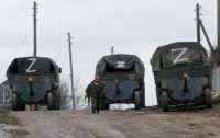 Российские солдаты вывозят грузовиками награбленное украинское имущество