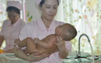 Китаянка родила девочек-близняшек через шесть дней после рождения сына