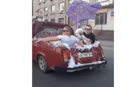 Днепряне превратили пикап в бассейн и устроили на дороге пенную вечеринку (видео)