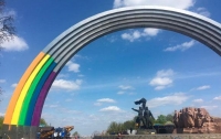 В Киеве демонтируют памятник Щорсу и Арку Дружбы народов