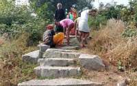 Индиец потратил восемь лет на строительство лестницы из 400 камней к храму на холме