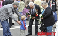 Чтобы поздравить ветеранов, киевлянам пришлось пробираться через кордоны милиции (ФОТО)
