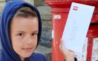 Украинский школьник получил письмо от Елизаветы II: что было в послании (фото)