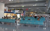 В аэропорту Лиссабона ожидавшим пассажирам включили канал для взрослых