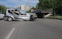 Жуткое ДТП в Киеве: легковушка превратилась в груду металла