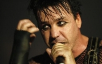 Солист Rammstein попросил спасти его от российских артистов