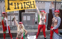 FEMEN празднует отставку Берлускони шампанским и стриптизом (ФОТО)