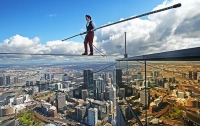Австралийский канатоходец прошел между небоскребами на высоте 300 метров. Фото
