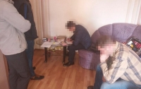 Таможенник-взяточник требовал деньги за ввоз в Украину лекарств