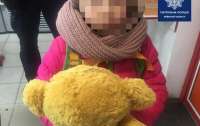 На Киевщине полицейские нашли пятилетнюю девочку