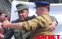 Депутаты в форме СС обнялись с энкаведистами (ФОТО) 