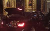 Жінка за кермом вирішила не заходити пішки до собору, а заїхати на автівці