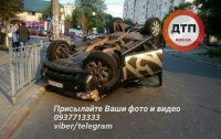 ДТП в Киеве: Nissan перевернул Range Rover, есть пострадавшие