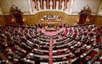 Теперь французский Сенат вынужден вставать перед Януковичем