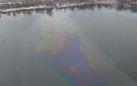 Одно из красивых озер столицы загадили нефтепродуктами
